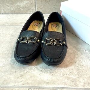 Isaac Mizrahi black leather shoes size 7W. New